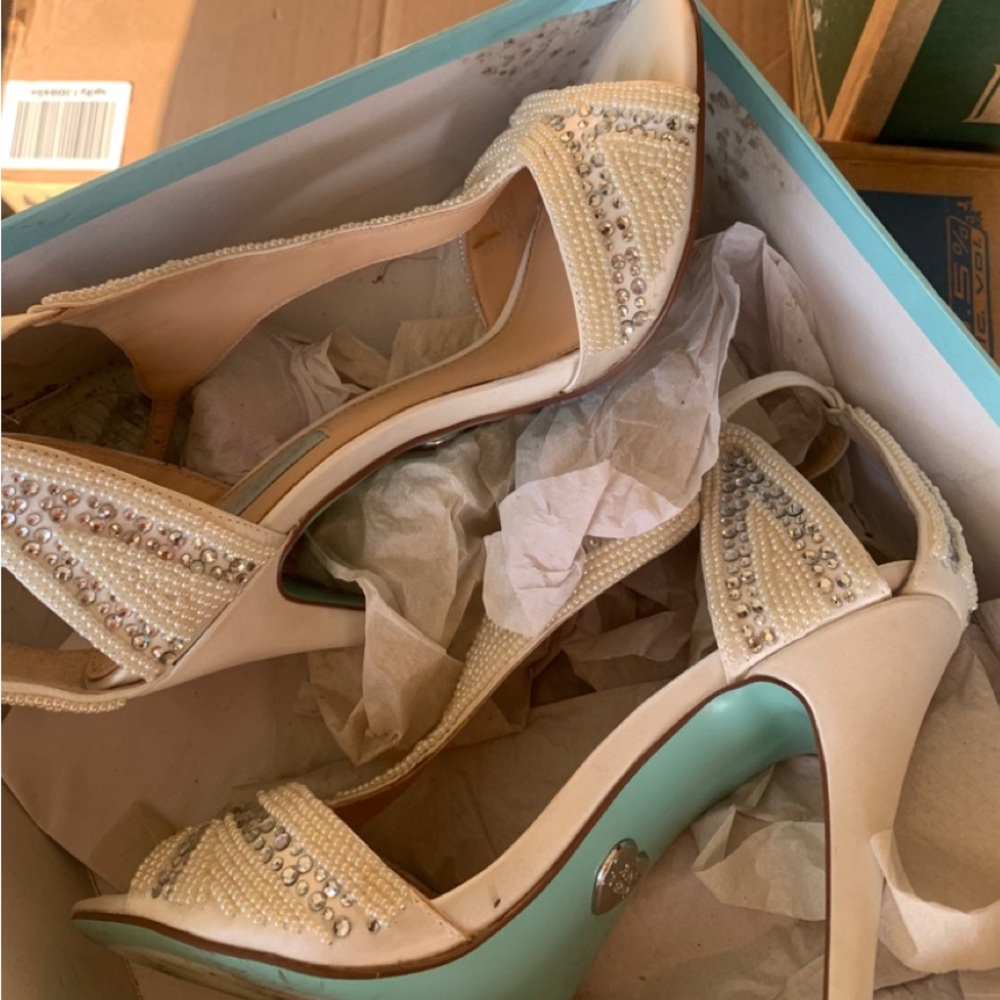 Betsey Johnson Blue bottom Women's
Sb-Ido Dress Sandal wedding heels ivory - Picture 2 of 7